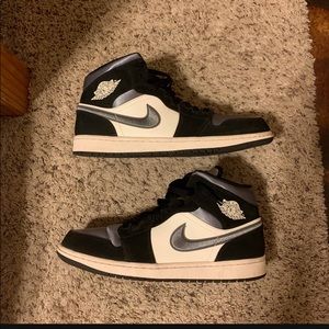 Nike Jordan 1 retro mid “satin grey”